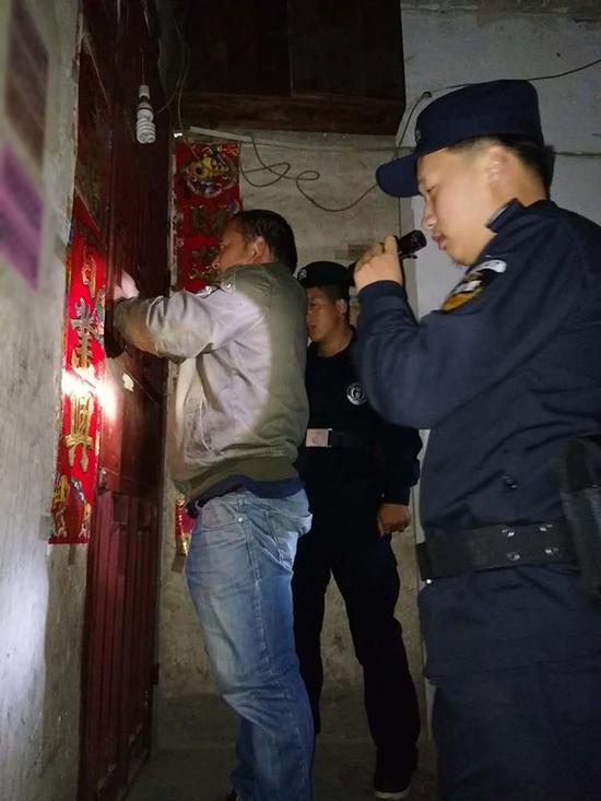 台江县粗心妈妈误将幼女锁家中 